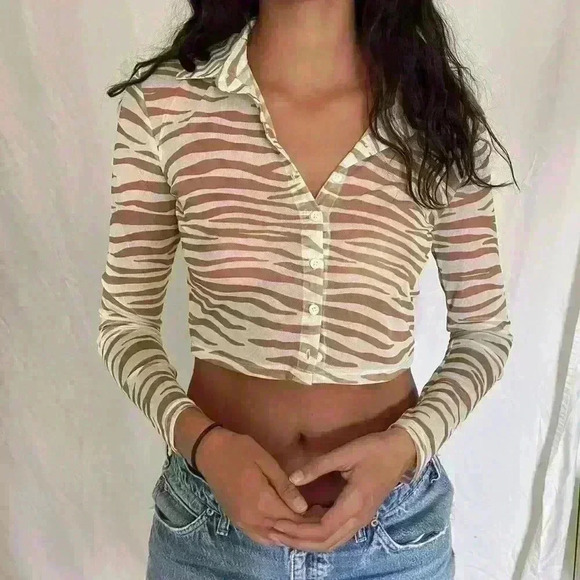 Women's Forever 21 Zebra Print tan & wht button up shirt sz M - Picture 3 of 6